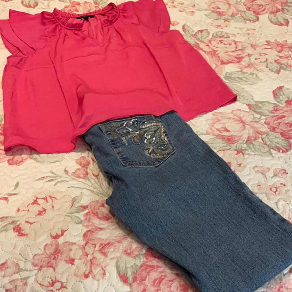 jeans pink blouse light and dressy relax outfit.